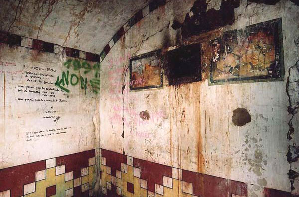 Dessins dans la chambre du commandant.