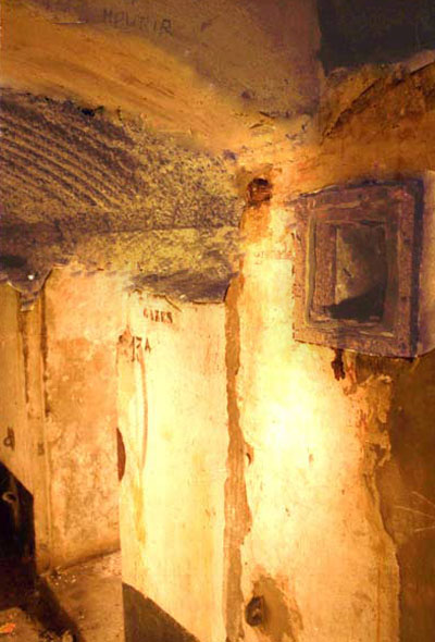 Local de d�contamination et goulotte lance-grenades.>
   </td></tr>
   </table>

   <table width=