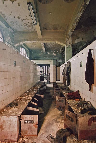 Salle de douches et vestiaires.
