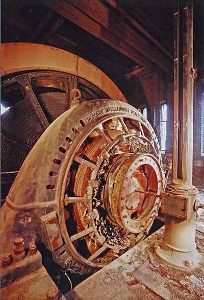 Le moteur nord et l'indicateur de position des cages. Machine d'extraction du puits 1.
