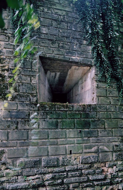 Embrasure de canon flanquant la porte Mortier.