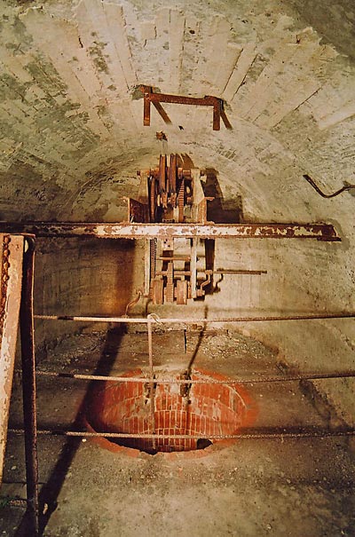 Monte-charge � munitions.