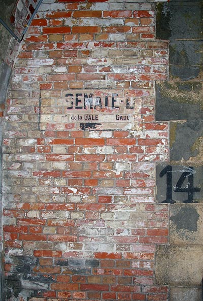 Signalétique dans les casemates. Signalétique intérieure.