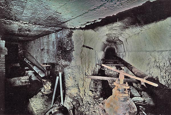 La longue galerie de visite contenant les deux canalisations.