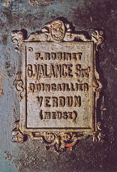 La plaque étincelante d'un magnifique piège à touristes.