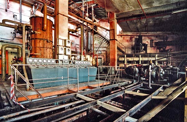 Les commandes étaient séparées en pupitre de contrôle des organes frigorifiques...