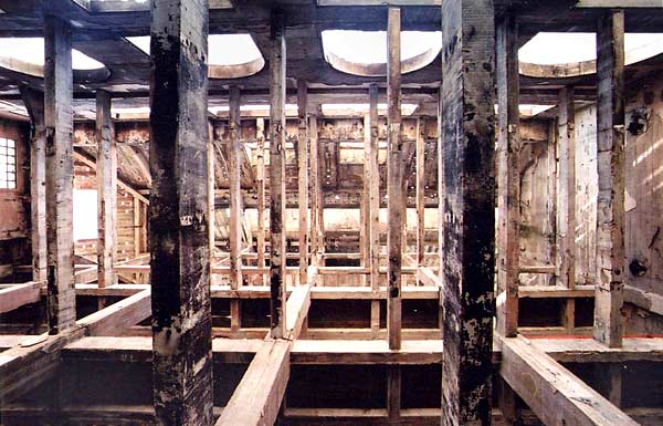 Le squelette de béton apparaît très clairement dans les silos.