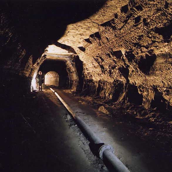 Tunnel int�rieur ma�onn� et tuyau d'exhaure.