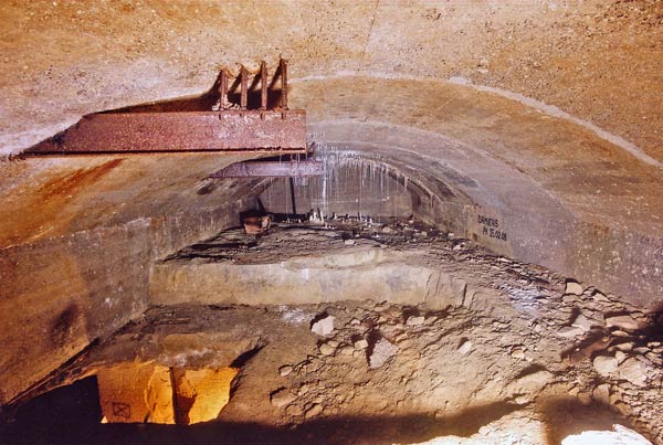Voûte de béton et support de transporteur.