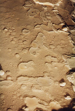 La banquette de circulation, sur une grande partie du souterrain, est recouverte de calcite, ici sous forme de gours.